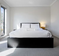 Point Cook Home with a Lovely View in Salt Water - Holiday Byron Bay