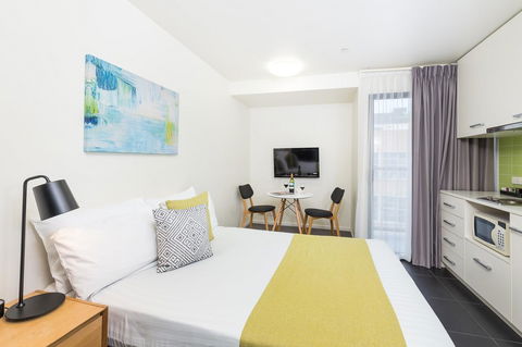 City Edge North Melbourne Apartment Hotel - Holiday Byron Bay 0