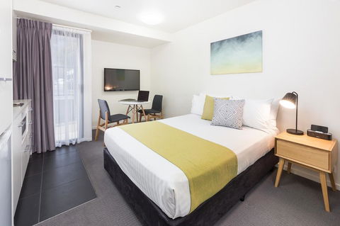 City Edge North Melbourne Apartment Hotel - Holiday Byron Bay 2