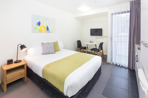 City Edge North Melbourne Apartment Hotel - Holiday Byron Bay 1