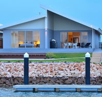 The Carnarvon Luxury Canal Home - Holiday Byron Bay