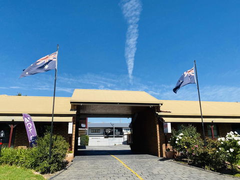 The Cottage Motor Inn Albury - Holiday Byron Bay 2