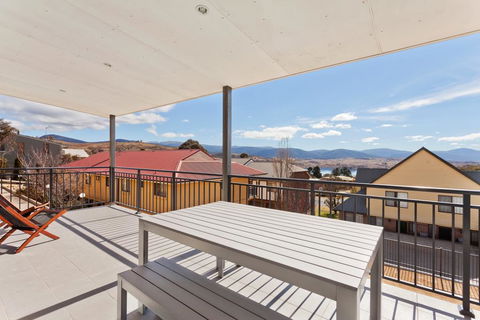 The Elements West - Jindabyne - Holiday Byron Bay 1