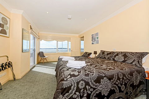 The Esplanade Kingston Beachfront - Holiday Byron Bay 1