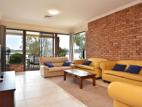 The House On The Lake @ Fishing Point, Lake Macquarie - Honestly Put The Line In And Catch Fish - Holiday Byron Bay 3