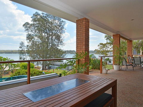 The House On The Lake @ Fishing Point, Lake Macquarie - Honestly Put The Line In And Catch Fish - Holiday Byron Bay 0