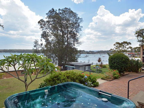 The House On The Lake @ Fishing Point, Lake Macquarie - Honestly Put The Line In And Catch Fish - Holiday Byron Bay 1