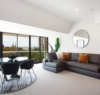 THE HYDEAWAY-LUXE HYDE PARK CITY APARTMENT-hosted by LAbode Accommodation - Holiday Byron Bay