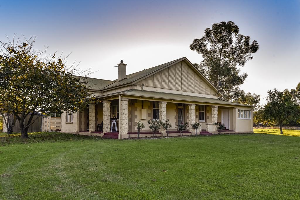 Naracoorte SA Holiday Byron Bay