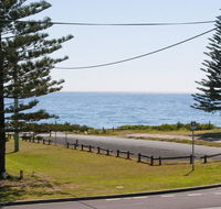 The Penguins Head - across from the beach - Holiday Byron Bay