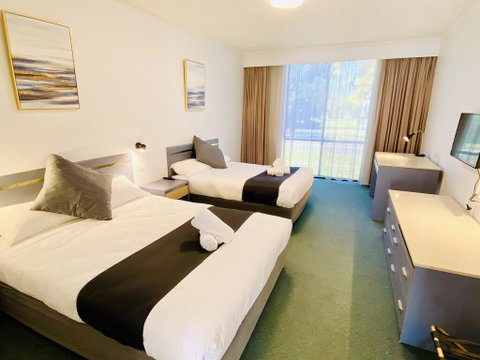 The Select Inn Penrith - Holiday Byron Bay 1