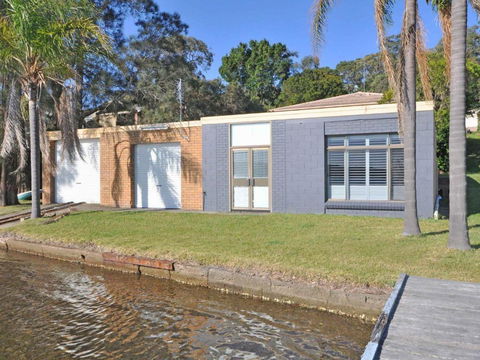 The Studio On The Lake @ Fishing Point, Lake Macquarie - Honestly Put The Line In And Catch Fish - Holiday Byron Bay 1