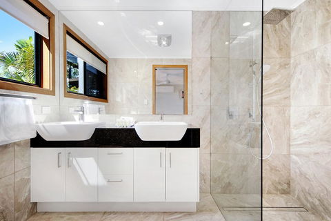 THE VIEW, TUGUN - 4 Bedrooms - Sea Views - Private Heated Pool - Holiday Byron Bay 2