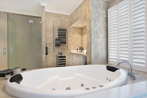 The Vintage Manor - Holiday Byron Bay 1