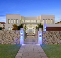 The White House GC Waterfront Home Cinema Jacuzzi Heated Pool - Holiday Byron Bay