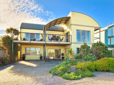 Through The Looking Glass - Holiday Byron Bay 1
