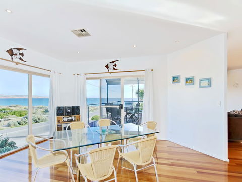 Through The Looking Glass - Holiday Byron Bay 3