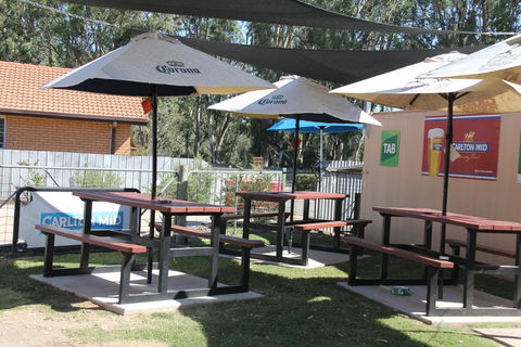 Tocumwal Hotel Motel (The Palms) - Holiday Byron Bay 2