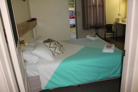 Tocumwal Hotel Motel (The Palms) - Holiday Byron Bay 0
