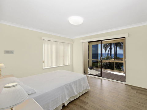 Toukley Waterfront House - Holiday Byron Bay 1