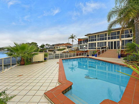 Toukley Waterfront House - Holiday Byron Bay 2