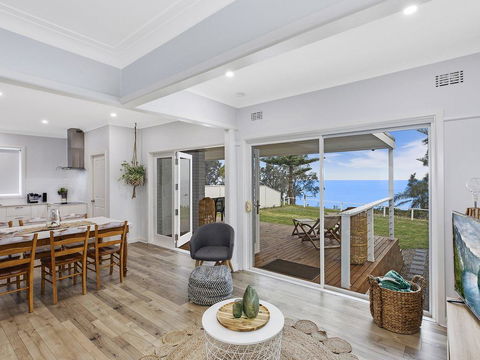 Toukley Waterfront Oasis - Holiday Byron Bay 0