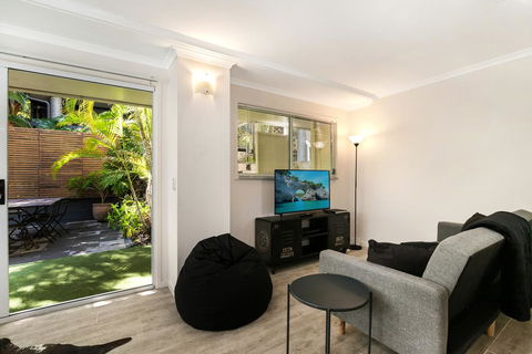 Tropical Townhouse With Two Courtyards And Pool - Holiday Byron Bay 0