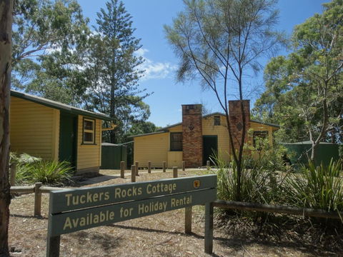 Tuckers Rocks Cottage - Holiday Byron Bay 1