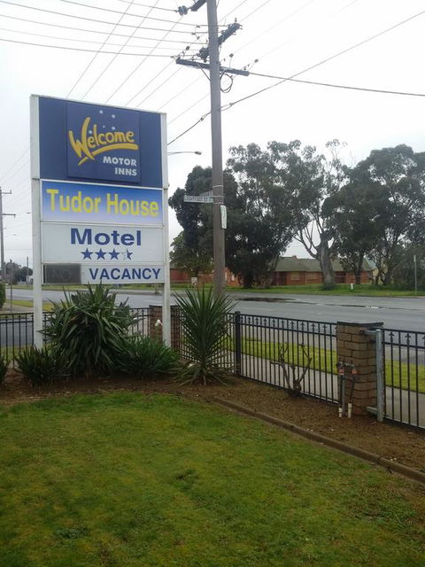 Tudor House Motel - Holiday Byron Bay 3