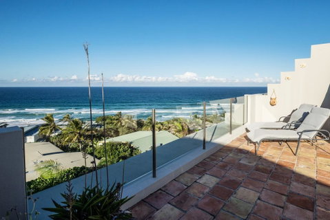 Tuscan Inspired Townhouse Minutes From The Beach - Holiday Byron Bay 0