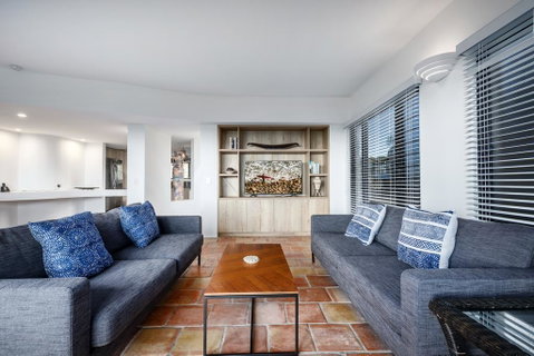 Tuscan Inspired Townhouse Minutes From The Beach - Holiday Byron Bay 3