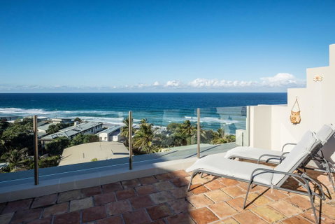 Tuscan Inspired Townhouse Minutes From The Beach - Holiday Byron Bay 1