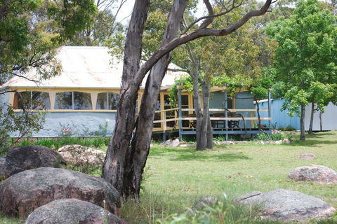 Twisted Gum Vineyard Cottage - Holiday Byron Bay 0