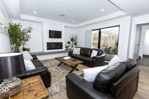 TWO TEN Sleeps 10! Luxury CBD Accommodation - Holiday Byron Bay 0