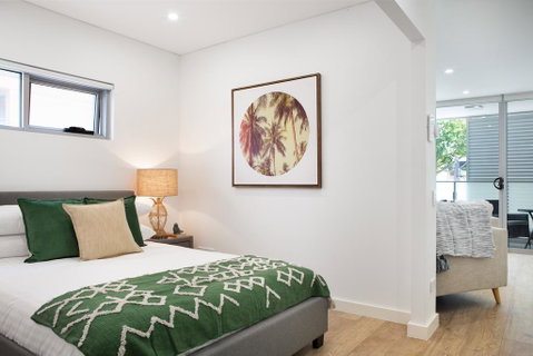 Ultra Modern Studio Suite With Balcony Near Shops - Holiday Byron Bay 0