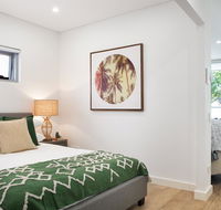 Ultra Modern Studio Suite with Balcony Near Shops - Holiday Byron Bay