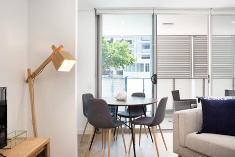 Ultra Modern Studio Suite With Balcony Near Shops - Holiday Byron Bay 2