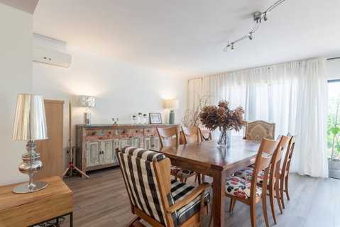 ULTRA SPACIOUS STYLISH HOME IN PRESTONS - SYDNEY - Holiday Byron Bay 1