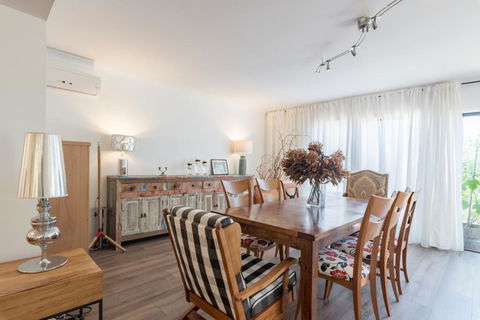 ULTRA SPACIOUS STYLISH HOME IN PRESTONS - SYDNEY - Holiday Byron Bay 1