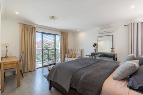 ULTRA SPACIOUS STYLISH HOME IN PRESTONS - SYDNEY - Holiday Byron Bay 2