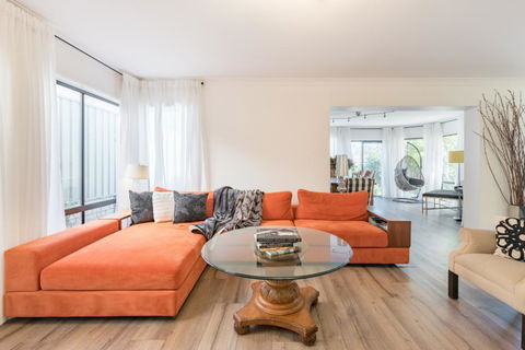 ULTRA SPACIOUS STYLISH HOME IN PRESTONS - SYDNEY - Holiday Byron Bay 0