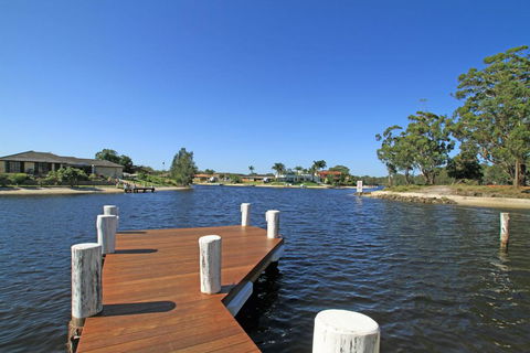 Unbeatable Waterfront Location - Holiday Byron Bay 2