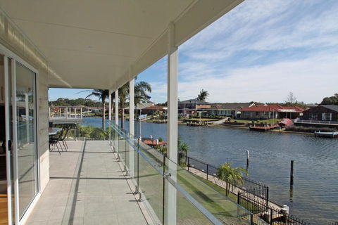 Unbeatable Waterfront Location - Holiday Byron Bay 1