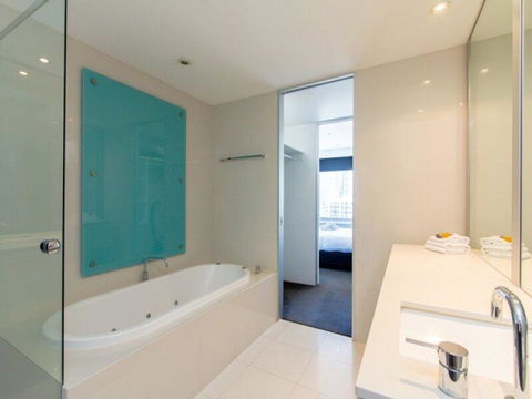 Upmarket Resort At Beach Surfers Paradise URGC - Holiday Byron Bay 1