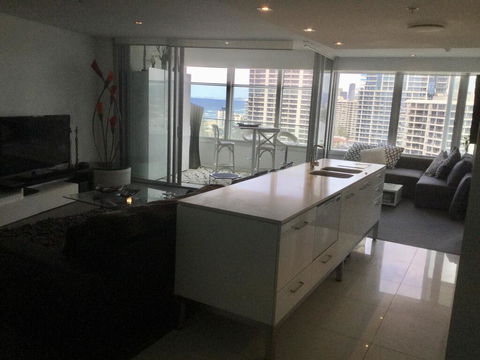 Upmarket Resort At Beach Surfers Paradise URGC - Holiday Byron Bay 3
