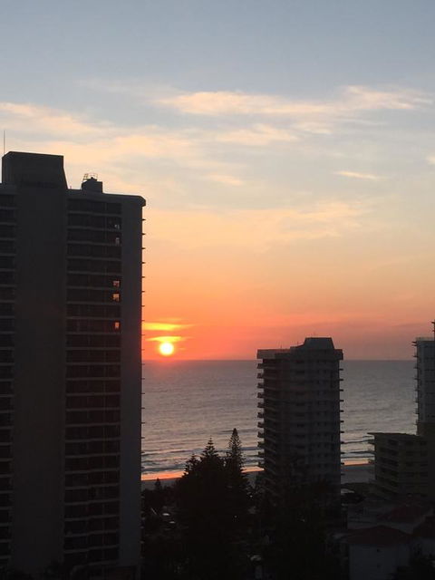 Upmarket Resort At Beach Surfers Paradise URGC - Holiday Byron Bay 2