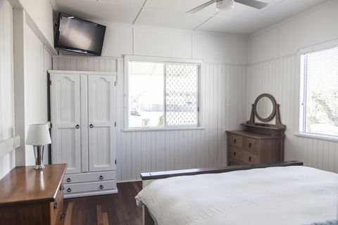 Urangan Harbour Cottage - Holiday Byron Bay 2