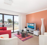 Villa Capri 3 Just a Hop Skip and Jump to Bowling Club - Holiday Byron Bay
