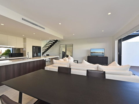 Villa Capri Waterside At Trinity Point - Holiday Byron Bay 3