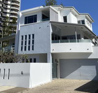 Villa Garfield Surfers Paradise - Holiday Byron Bay